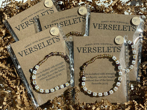 Proverbs 31 : 25 Verselet